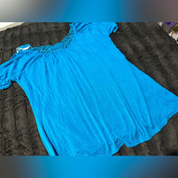 Deb flowy blouse with cold shoulder & back lace designs - Picture 4 of 5